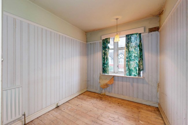 18 Blandford Avenue, Twickenham, Middlesex, TW2 6HS 6