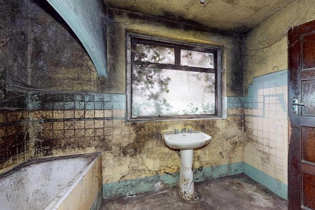 18 Blandford Avenue, Twickenham, Middlesex, TW2 6HS 6