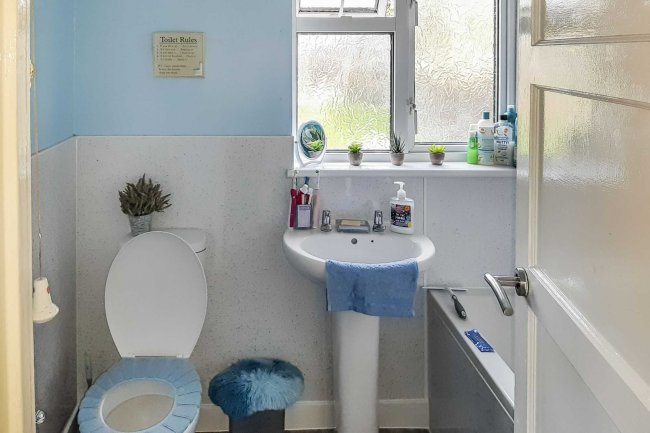 84 Pinewood Way, Salisbury, SP2 9HU 4