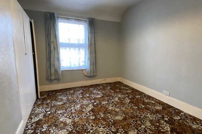 17 Haselbury Road, Totton, Southampton, SO40 3DR 2