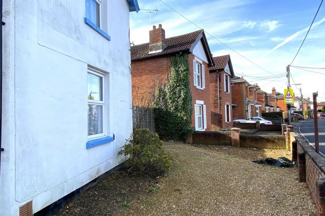 17 Haselbury Road, Totton, Southampton, SO40 3DR 2