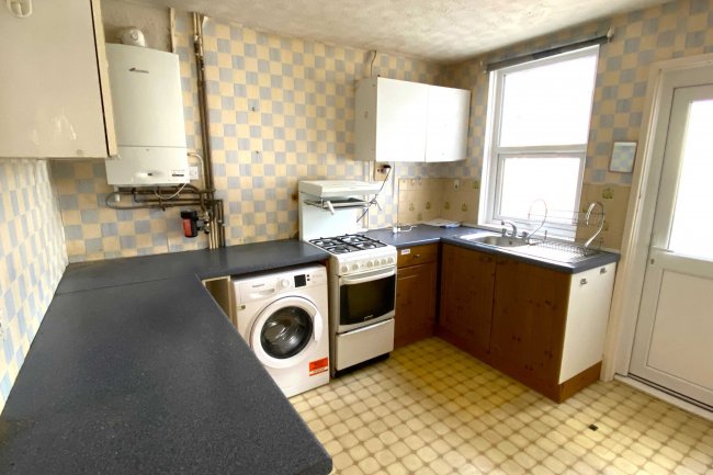 17 Haselbury Road, Totton, Southampton, SO40 3DR 2