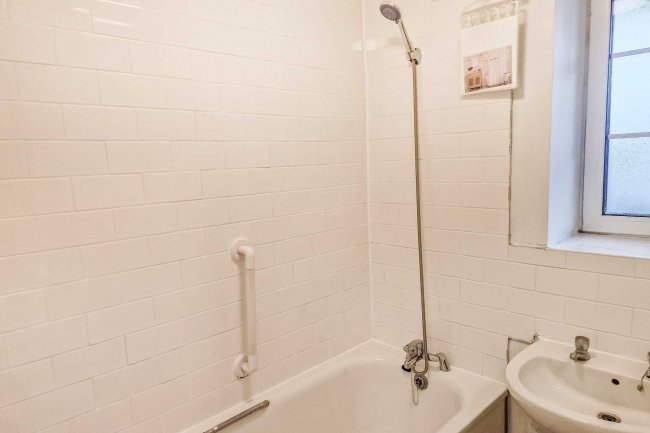 Flat 20 Whiteley House, Brixton Hill, London, SW2 4NF 2