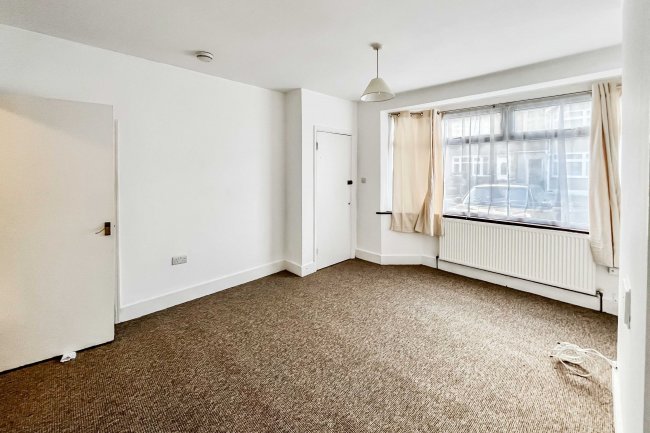 19 & 19A  Kent Road, Dagenham, RM10 8HA 8