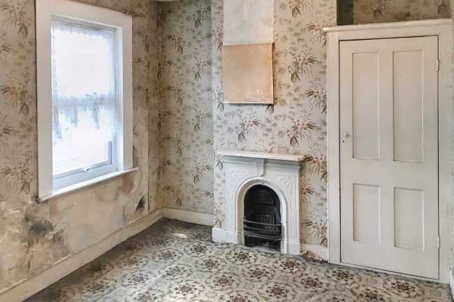 19 Blewitts Cottages, Romford RM13 8SL 7