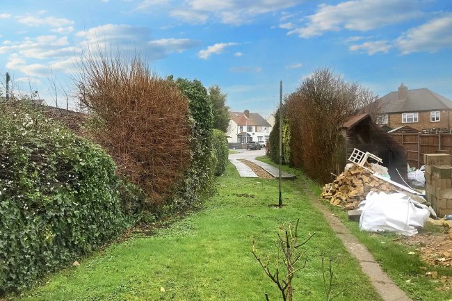 19 Blewitts Cottages, Romford RM13 8SL 7