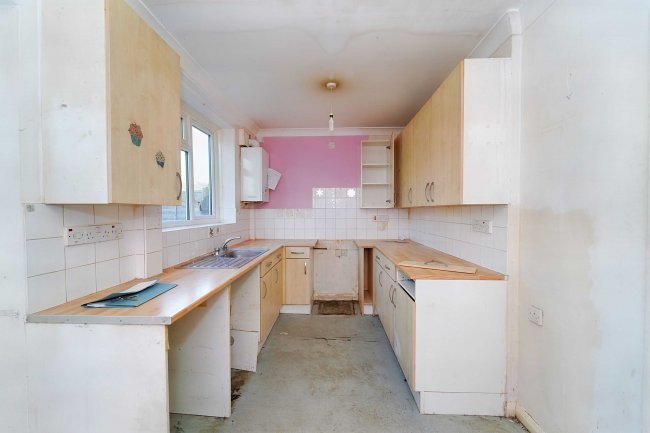 8 Parry Green North, Langley, Slough, SL3 8NW 6