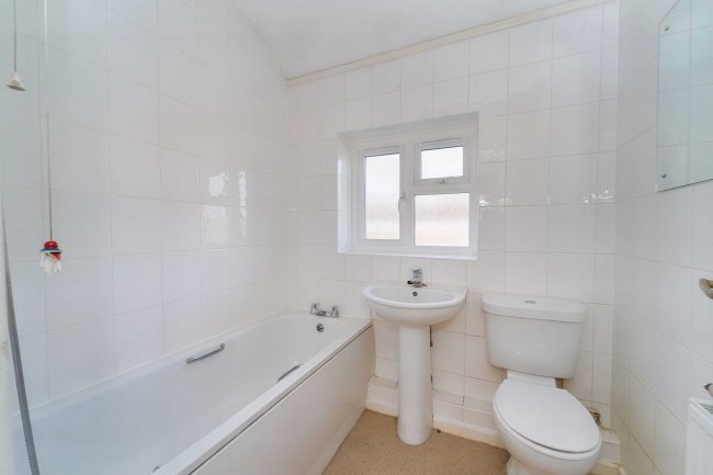 8 Parry Green North, Langley, Slough, SL3 8NW 6