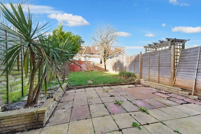 8 Parry Green North, Langley, Slough, SL3 8NW 6