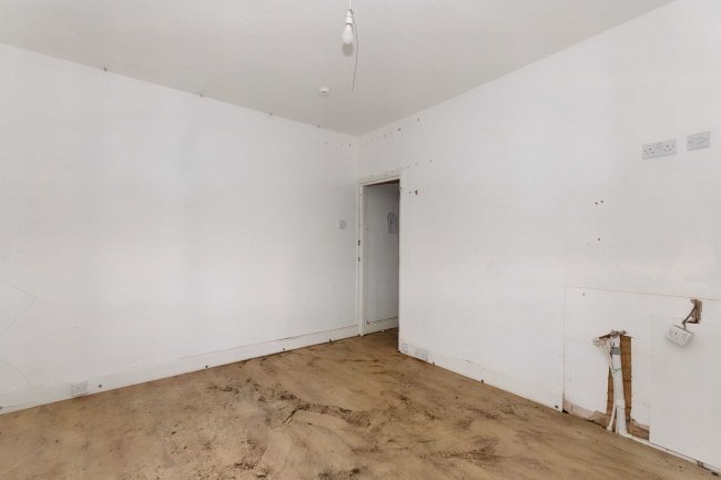 36 Baker Street, Northampton, NN2 6DJ 9