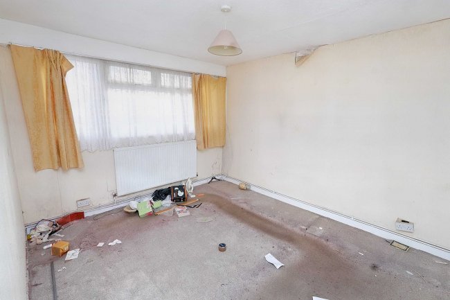 3 Penn Gardens, Romford, RM5 2JF 3