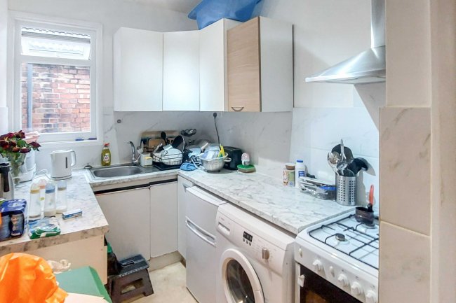 33a Robinson Road, Tooting, London, SW17 9DL 9