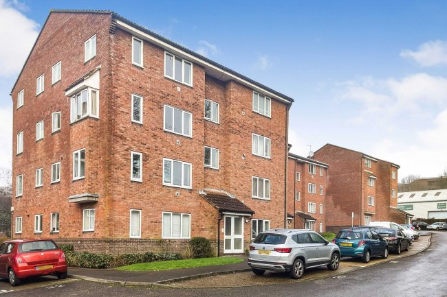 26 St Leonards Park, East Grinstead, W Sussex, RH19 1EE 2