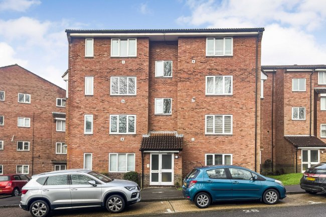 26 St Leonards Park, East Grinstead, W Sussex, RH19 1EE 2