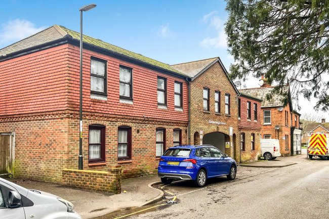 5 Richborough Court, Crawley, RH11 7UL 8