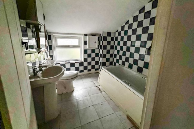 8 Colne Bank Avenue, Colchester, CO1 1SJ 7