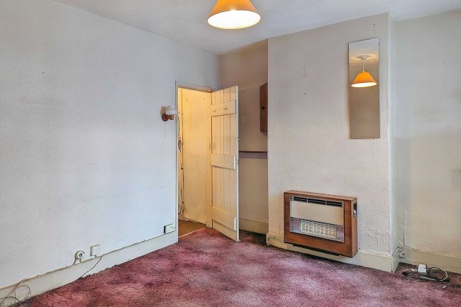 8 Trindles Road, South Nutfield, Surrey RH1 4JN 4
