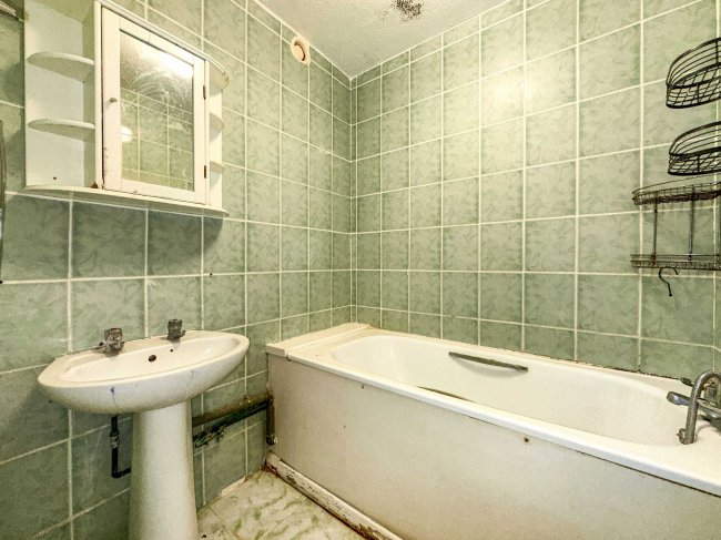 147 Waverley Road, Tottenham, N17 0PB 1