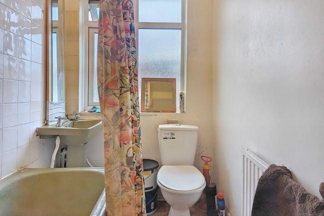 23 Wychwood Avenue Thornton Heath CR7 8AQ 8