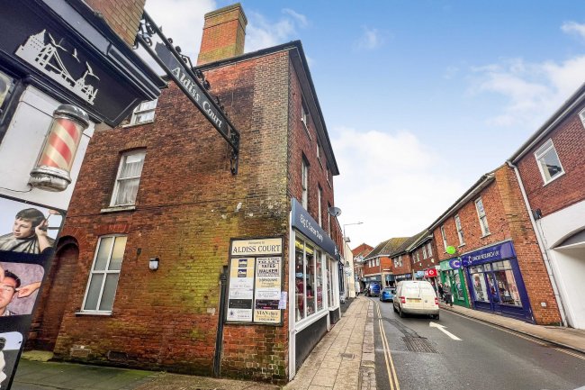 10 High Street, Dereham NR19 1DR 9