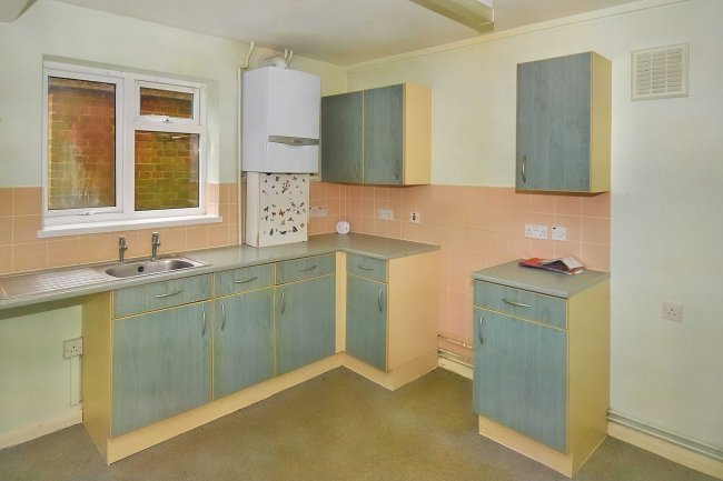 31 Vinson Road, Liss, GU33 7NE 7