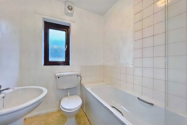 4 Ile Court, Ilminster, Somerset, TA19 0DE 8