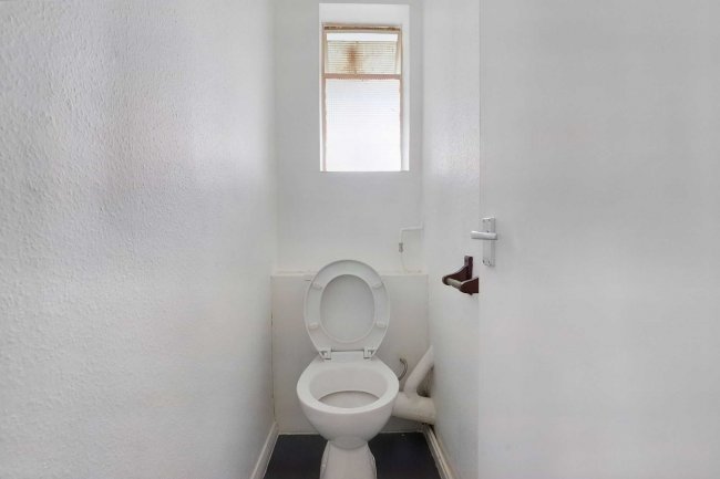 56 Grove Avenue, Pinner, Middlesex, HA5 5NU 8