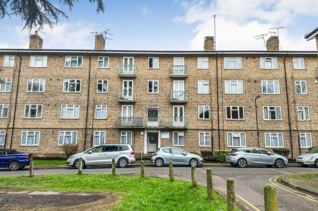 56 Grove Avenue, Pinner, Middlesex, HA5 5NU 8