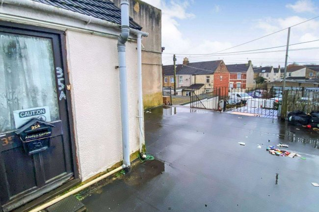 35 & 35a Cricklade Road, Swindon SN2 1AA 4