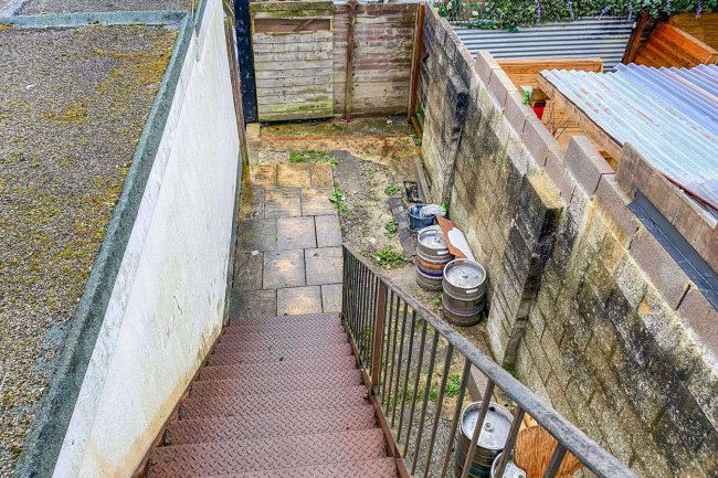 35 & 35a Cricklade Road, Swindon SN2 1AA 4