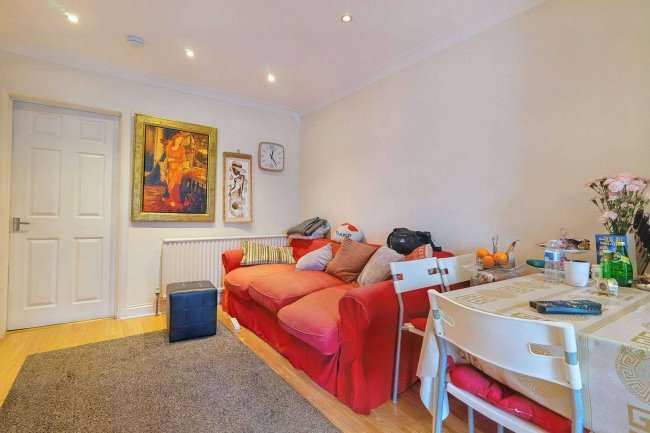 33a / 33b Merlin Crescent, Edgeware, HA8 6JJ 10