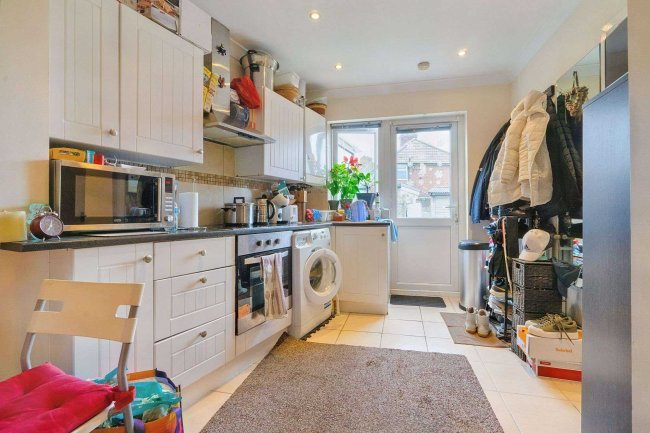 33a / 33b Merlin Crescent, Edgeware, HA8 6JJ 10