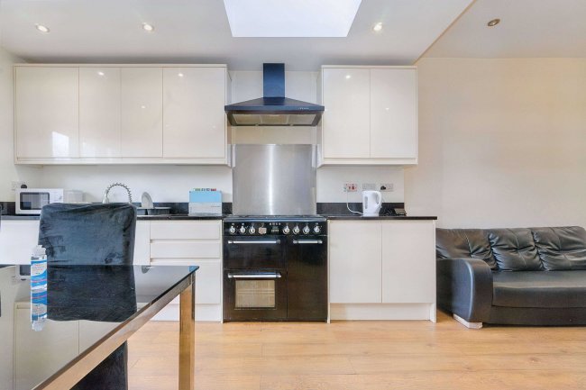 39 Royston Road, Chingford, London E4 9DE 8