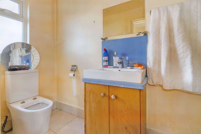 39 Royston Road, Chingford, London E4 9DE 8