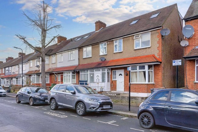 39 Royston Road, Chingford, London E4 9DE 8