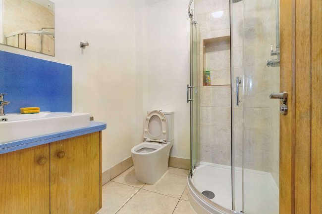 39 Royston Road, Chingford, London E4 9DE 8