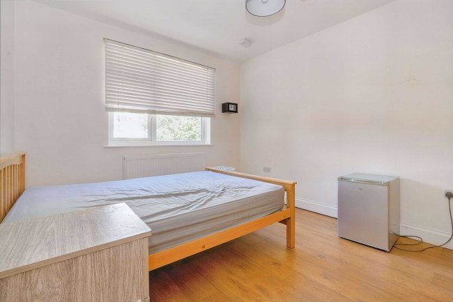 39 Royston Road, Chingford, London E4 9DE 8