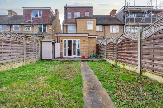 39 Royston Road, Chingford, London E4 9DE 8