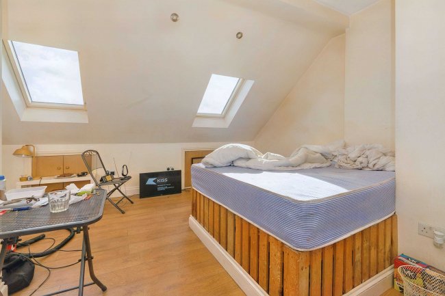 39 Royston Road, Chingford, London E4 9DE 8