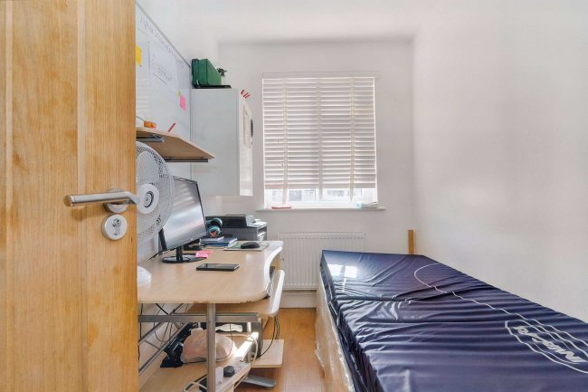 39 Royston Road, Chingford, London E4 9DE 8