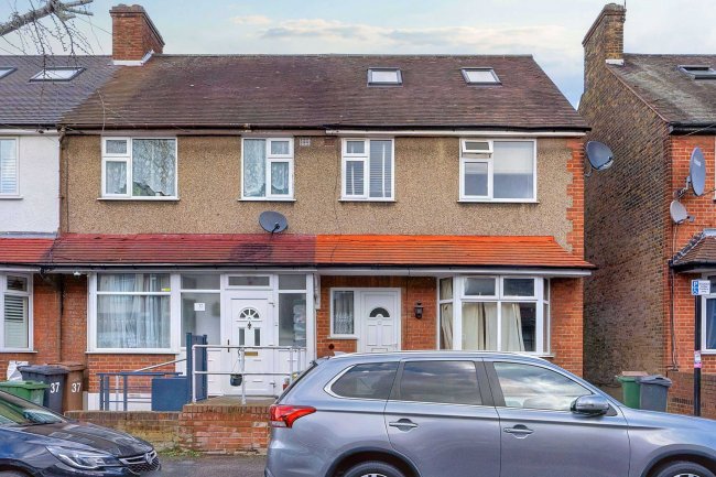 39 Royston Road, Chingford, London E4 9DE 8