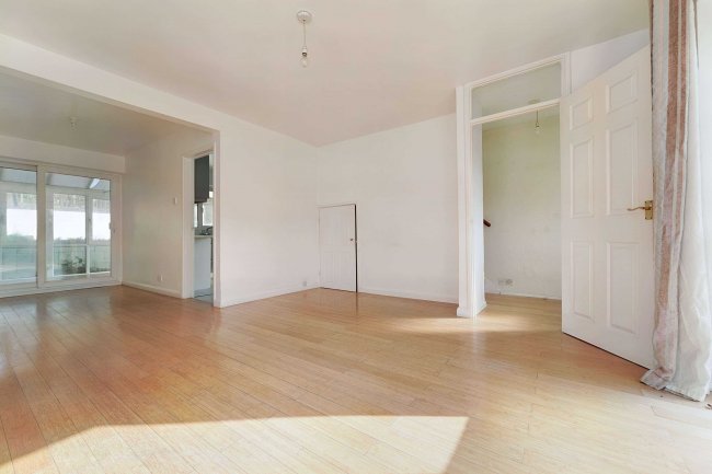 16 Malus Drive, Addlestone, Surrey, KT15 1EP 10