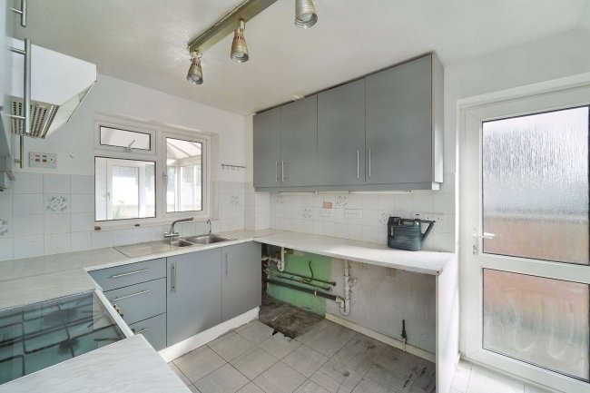 16 Malus Drive, Addlestone, Surrey, KT15 1EP 10