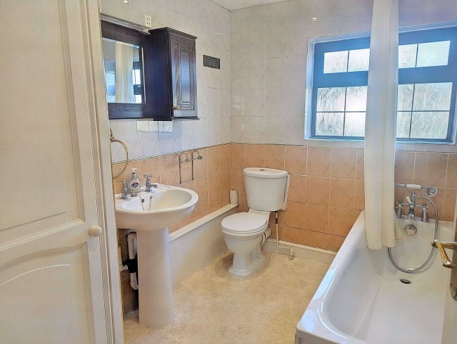 16 York Street, Mitcham, CR4 4JY 2