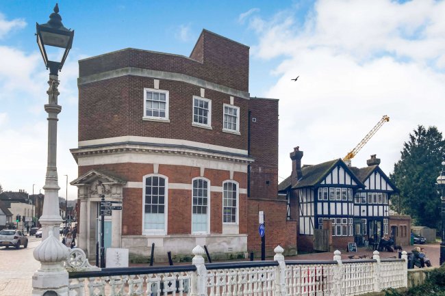 100 High Street, Tonbridge, TN9 1AN 2