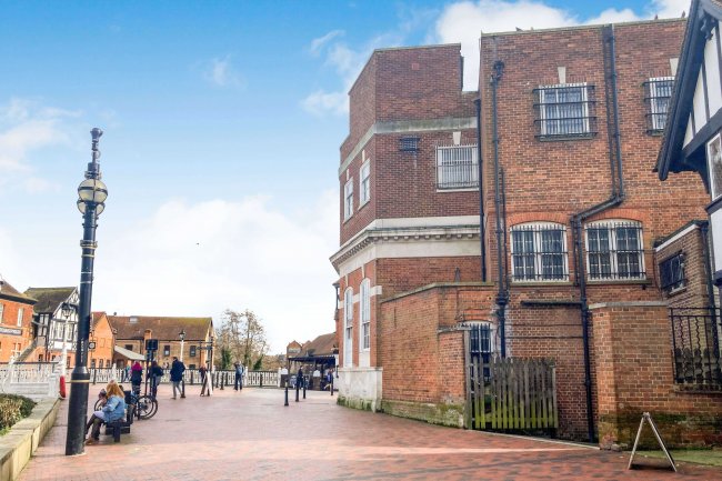 100 High Street, Tonbridge, TN9 1AN 2