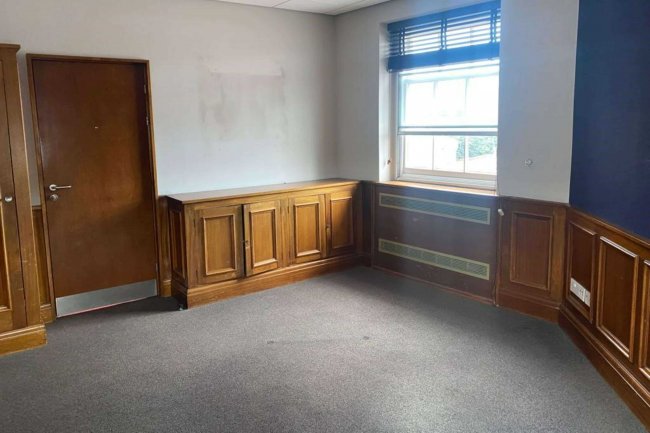 100 High Street, Tonbridge, TN9 1AN 2