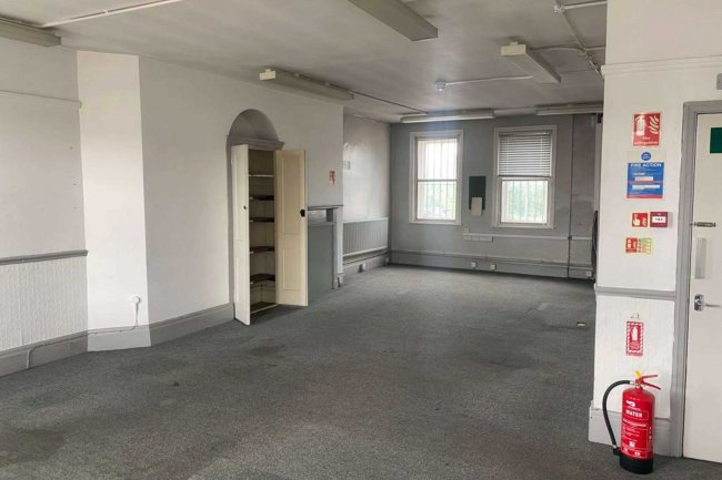 100 High Street, Tonbridge, TN9 1AN 2