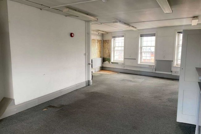 100 High Street, Tonbridge, TN9 1AN 2