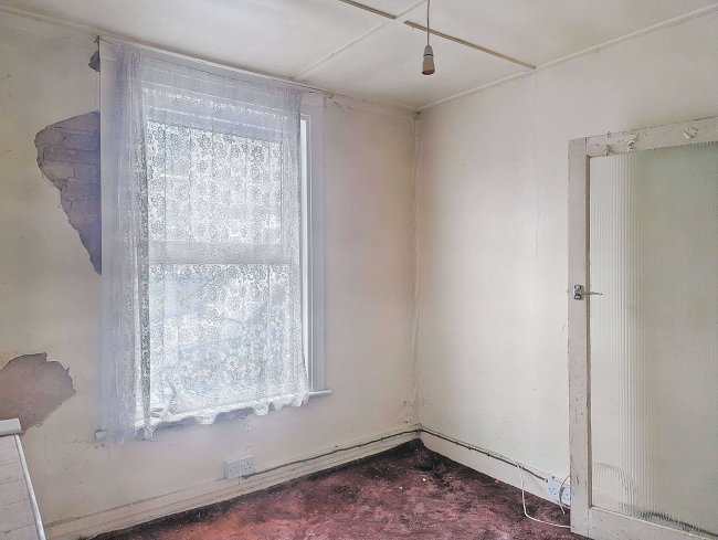 17 Elliott Street, Gravesend, Kent, DA12 2JP 7